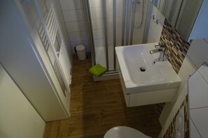 Douche, sèche-cheveux, serviettes fournies