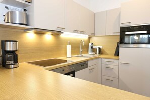 Kühlschrank, Mikrowelle, Ofen, Geschirrspüler