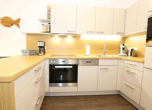 Kühlschrank, Mikrowelle, Ofen, Geschirrspüler