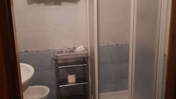 Un baño con ducha, inodoro y lavabo.