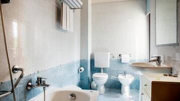 Đồ dùng nhà tắm miễn phí, máy sấy tóc, chậu vệ sinh/vòi rửa