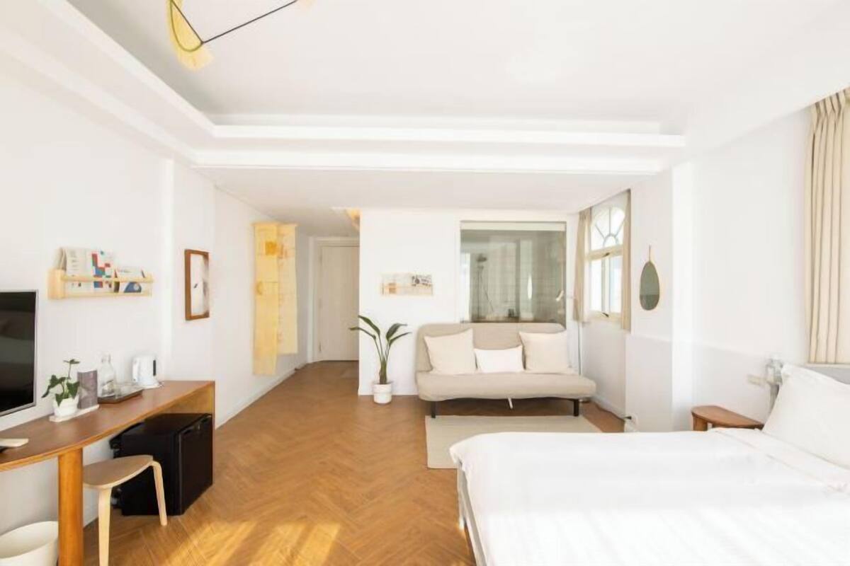 Soundproofing, WiFi (free), bed sheets