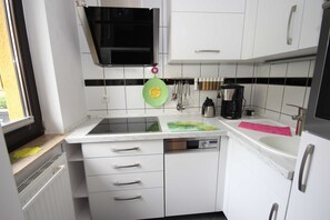 Kühlschrank, Ofen, Geschirrspüler, Wasserkocher mit Kaffee-/Teezubehör