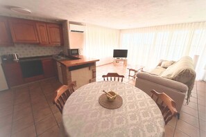 Fernseher, Tischtennisplatte