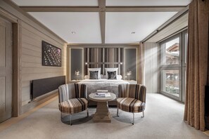 Comfort Double Room | Premium bedding, minibar, in-room safe, desk - Le K2 Djola (Courchevel)