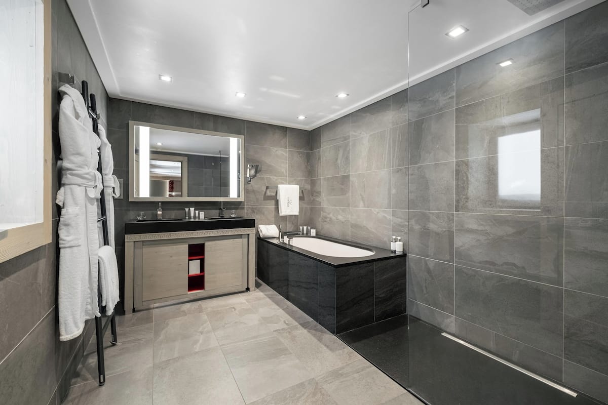 comfort double room | bathroom | free toiletries, hair dryer, bathrobes, slippers