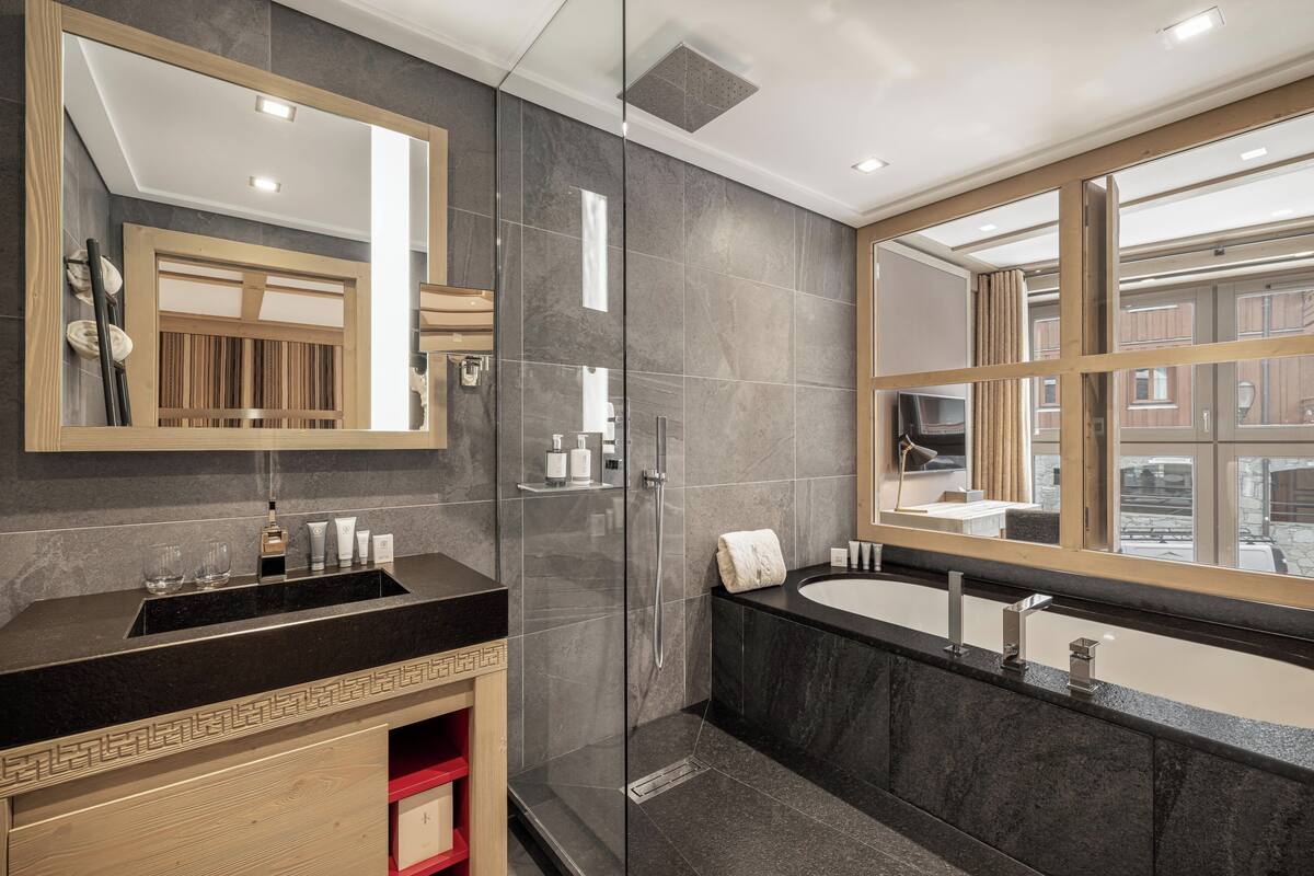 premium double room | bathroom | free toiletries, hair dryer, bathrobes, slippers