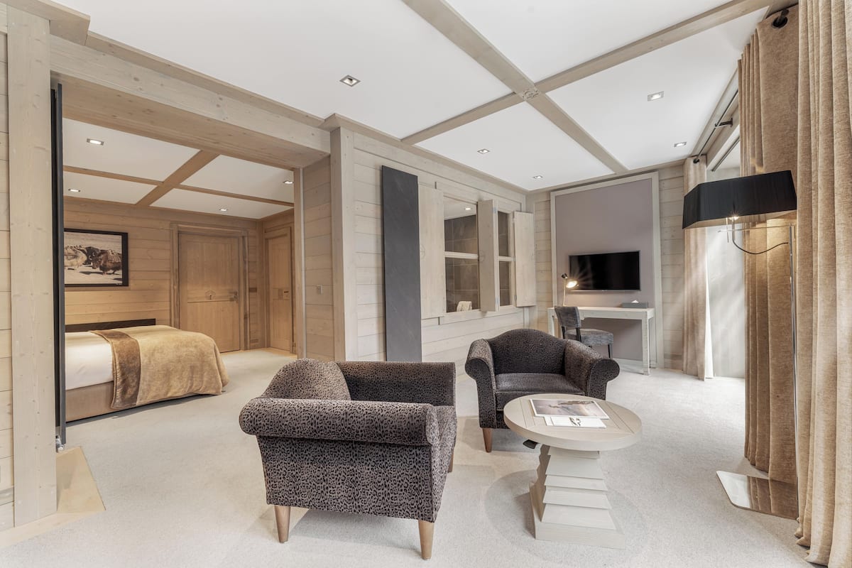 premium double room | premium bedding, minibar, in-room safe, desk