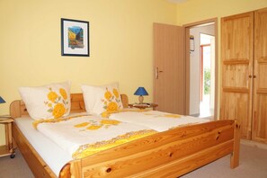 2 bedrooms, travel cot, WiFi, bed sheets - Vacation home 1 UKNR 45519 - House I, 45519 (Göhren)