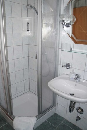 Shower, towels - Vacation home 1 UKNR 45519 - House I, 45519 (Göhren)