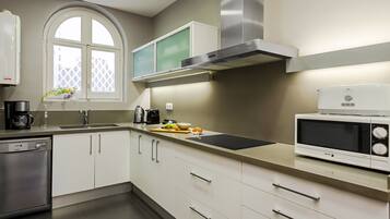 Apartment, 3 Bedrooms, 2 Bathrooms (Passeig de Gracia, 51) | Private kitchen | Full-sized fridge, microwave, oven, stovetop