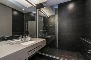 Luksus-lejlighed - 2 soveværelser - balkon - byudsigt (Passeig de Gracia, 51) | Badeværelse | Bruser, gratis toiletartikler, hårtørrer, håndklæder