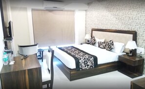 Premium bedding, minibar, in-room safe, desk - Hotel Silver Dollar (Singrauli)