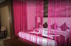 Royal Studio | Premium bedding, minibar, in-room safe, desk - Hotel Silver Dollar (Singrauli)