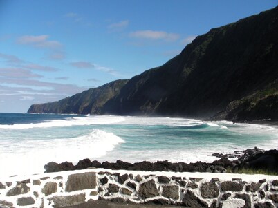 Spacious country house, idyllic garden, gorgeous ocean view, quiet yet central