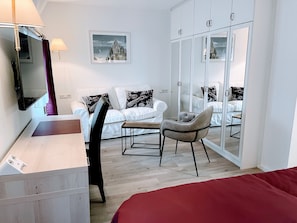 Family Studio Suite, 2 Queen Beds | Living area | 42-inch TV with cable channels - Das Hotel Krone (Königswinter)