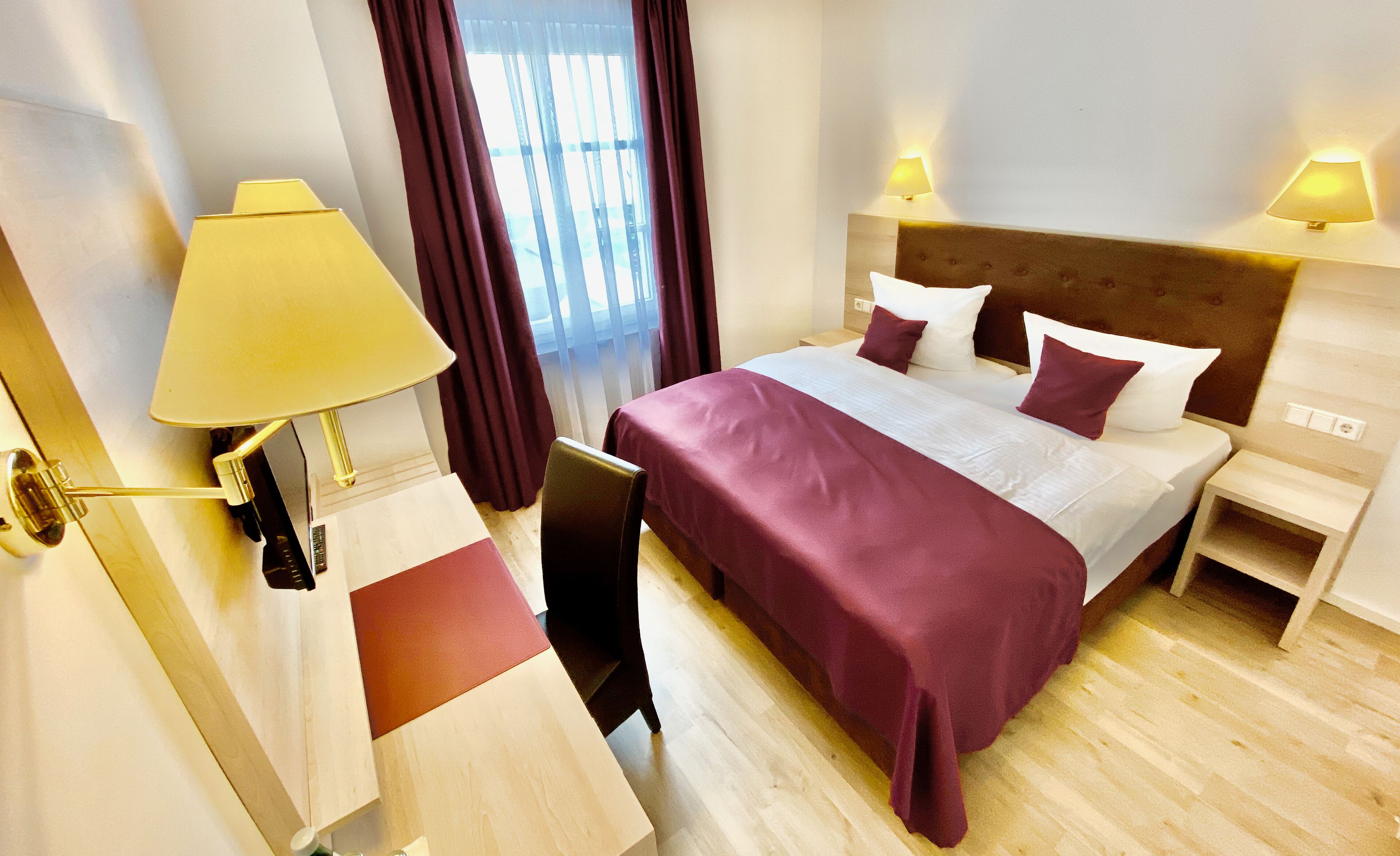 Habitación doble estándar | Escritorio, insonorización, tabla de planchar con plancha y wifi gratis 