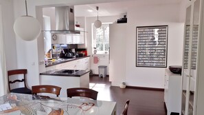 Kühlschrank, Mikrowelle, Ofen, Geschirrspüler