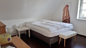 2 habitaciones, escritorio y ropa de cama 
