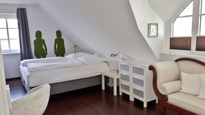 2 Schlafzimmer, Schreibtisch, Bettwäsche