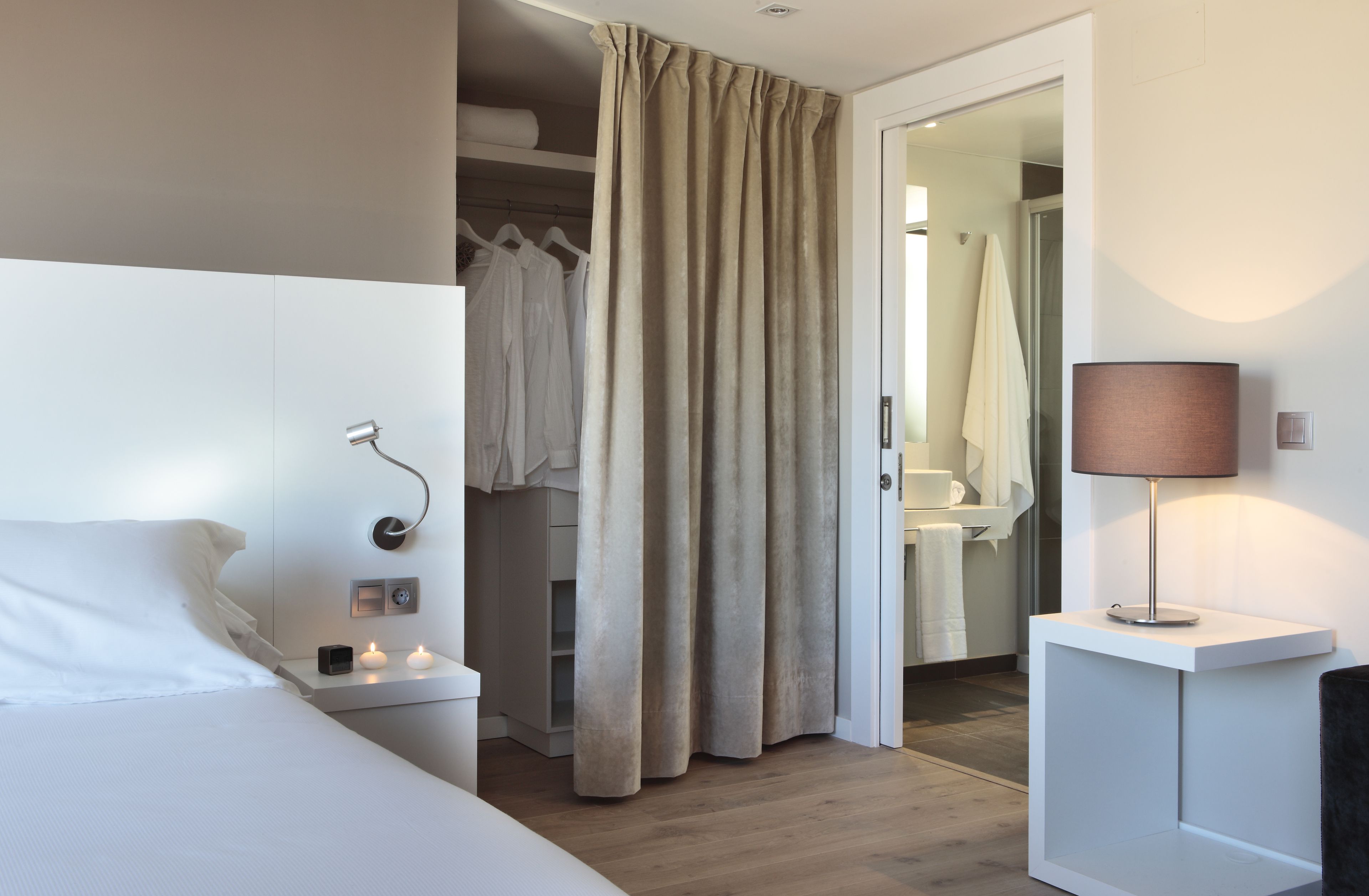 Loftsværelse - balkon | Badeværelse | Bruser, gratis toiletartikler, hårtørrer, håndklæder