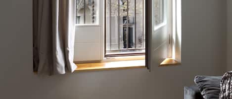 Classic-Suite, Balkon, Stadtblick (Rambla) | Wohnbereich | 48-Zoll-Flachbildfernseher mit Satellitenempfang, Fernseher