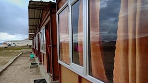 Ein Gebäude mit mehreren Fenstern und einem überdachten Gang.