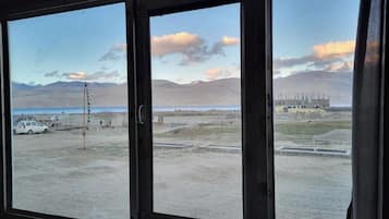 Deluxe-sumarhús - 1 tvíbreitt rúm - útsýni yfir vatn | 1 svefnherbergi, ofnæmisprófaður sængurfatnaður