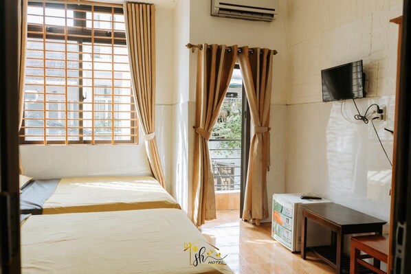 Minibar, desk, soundproofing, iron/ironing board - SH Homestay (Hue)