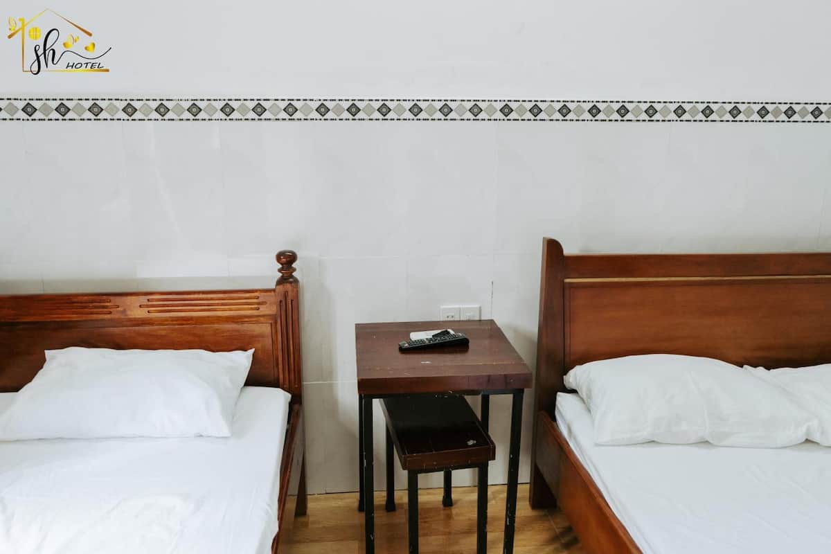 Tripla Basic | Minibar, una scrivania, insonorizzazione, ferro/asse da stiro