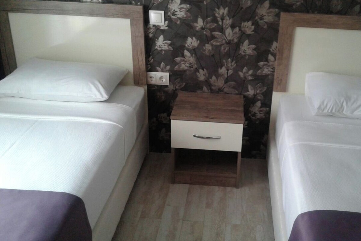 Peralatan tempat tidur premium, meja, ruang kerja komputer riba 
