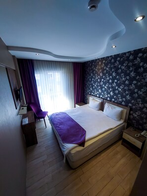 Ropa de cama de alta calidad y escritorio