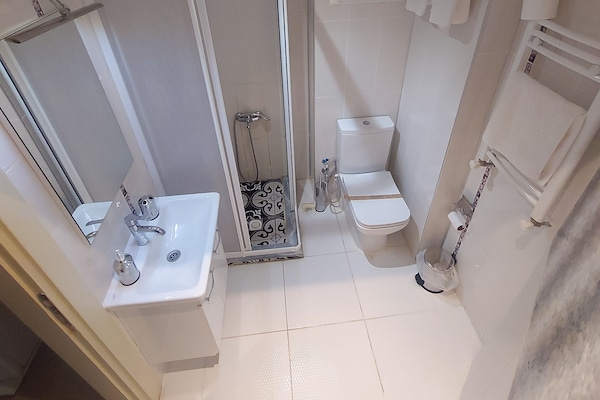 Chambre Ăconomique, terrasse | Salle de bain