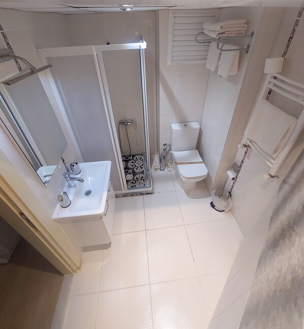 Economy Room, Terrace | Bathroom | Shower, hair dryer, slippers, bidet - Udi Hotel (Çanakkale)