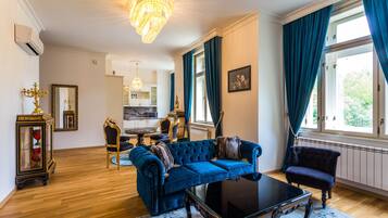 Departamento de lujo, 1 habitación, hidromasaje, vista al río | Área de sala de estar | Televisión de pantalla plana de 0 pulgadas con canales vía satélite