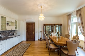 Apartamento superluxo, vários quartos, para não fumantes, cozinha | Cozinha privada | Geladeira, micro-ondas, fogão, cooktop