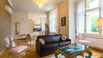 Departamento de lujo, 1 cama matrimonial, cocina | Área de sala de estar | Televisión de pantalla plana de 0 pulgadas con canales vía satélite