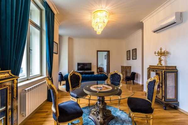 Appartement Luxe, 1 chambre, bain à remous, vue fleuve | Coin séjour | Télévision à écran plat de 0 pouces avec chaßnes par satellite