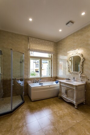 Luxury Apartment, Multiple Bedrooms, Non Smoking, Kitchen | Bathroom | Separate bathtub and shower, jetted bath, free toiletries, hair dryer - Karlsbad Prestige (Karlovy Vary)