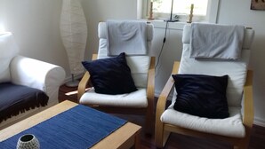 Una sala de estar con dos sillones, un sofá y una mesita de centro.
