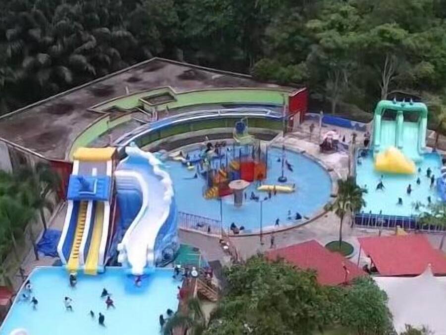 Una piscina al aire libre