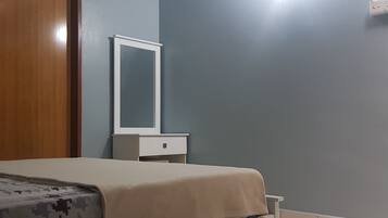 Family House, 3 Bedrooms, Terrace, Garden View | 3 bilik tidur, peti besi dalam bilik, dihias secara berasingan