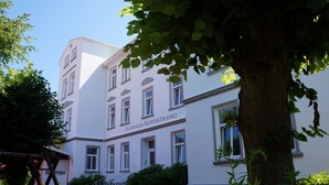 A multi-story building with the sign "KURHAUS NORDSTRAND" on the facade. - Kurhaus Nordstrand - Apartment 45407 - KH - Apartment 38 (Göhren)