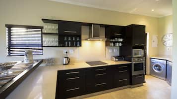 Casa familiar, 4 habitaciones, vista al campo de golf | Cocineta privada | Refrigerador, microondas, horno y parrilla de estufa
