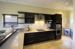 Family House, 4 Bedrooms, Golf View | Private kitchenette | Fridge, microwave, oven, stovetop - 10 Baluwatu (Ballito)