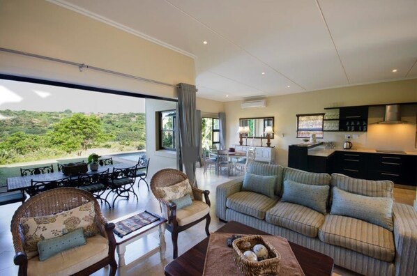 Family House, 4 Bedrooms, Golf View | Living room - 10 Baluwatu (Ballito)