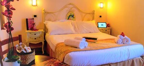 Double Room | Desk, iron/ironing board, rollaway beds, free WiFi