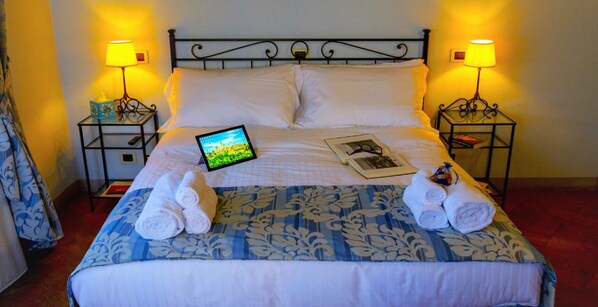 Kamar Double | Meja kerja, setrika/meja setrika, dan tempat tidur lipat/tambahan