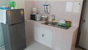 Full-sized fridge, microwave, stovetop, electric kettle