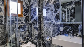 Habitación triple Confort | Baño | Ducha, artículos de higiene personal gratuitos y toallas